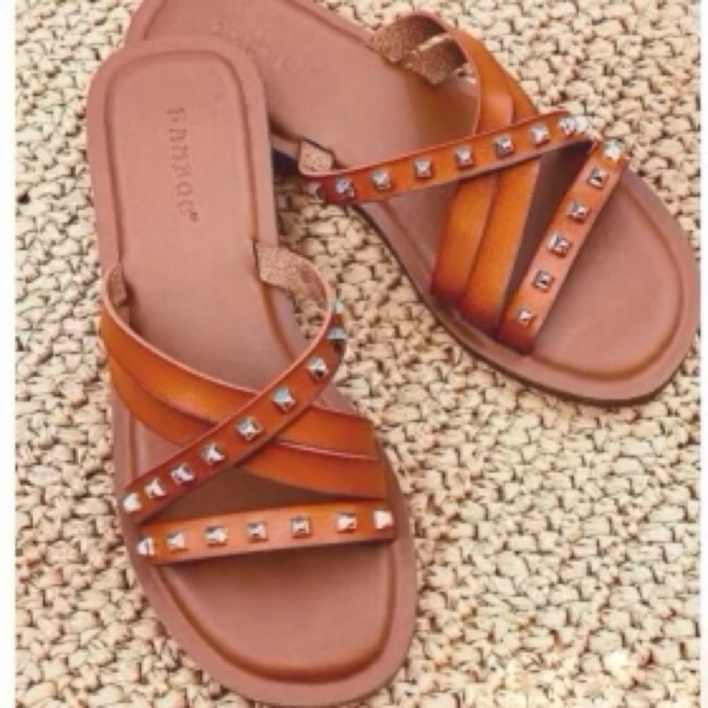 VEGAN LEATHER REDDISH/BROWN STUDDED SANDAL